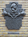 844061 Afbeelding van een plaquette in de hal van het voormalige Hoofdpostkantoor (Neude 11) te Utrecht, in 1952 ...